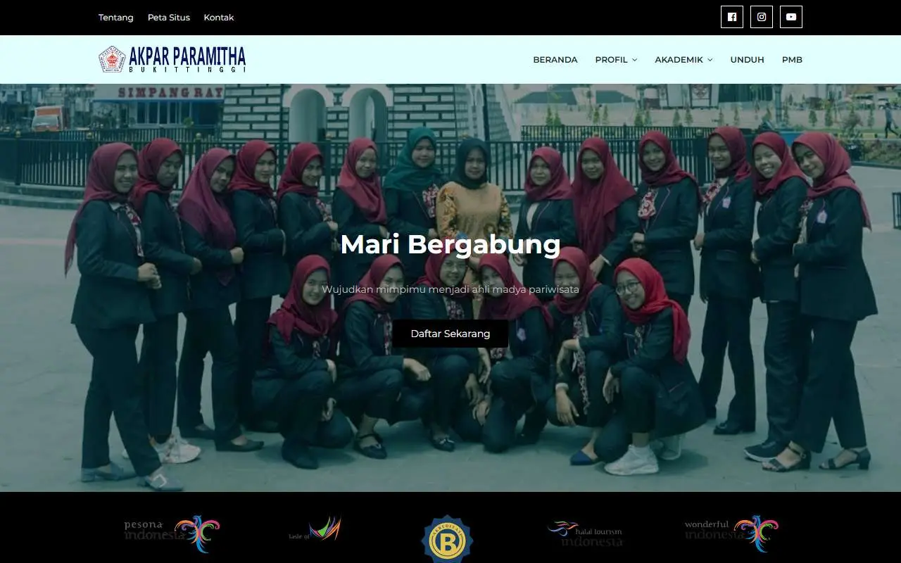 Tampilan website resmi Akademi Pariwisata Paramitha Bukittinggi (akparparamitha-bkt.ac.id)