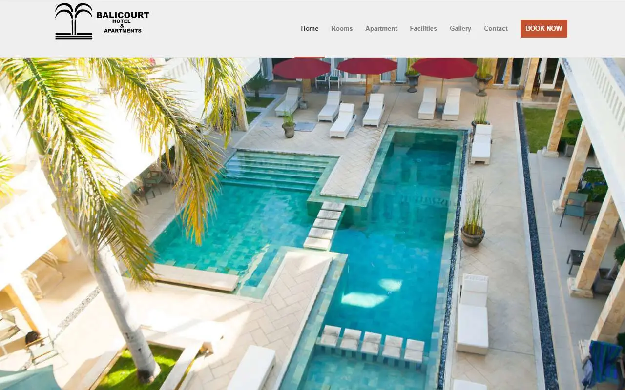 Tampilan website resmi Bali Court Hotel (balicourthotel.com)