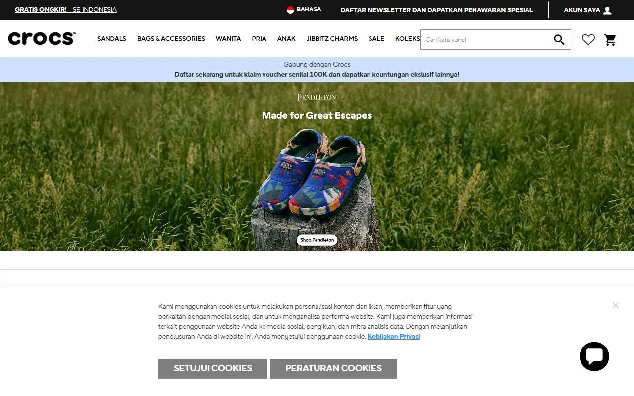 Tampilan website resmi Crocs Indonesia (crocs.co.id)