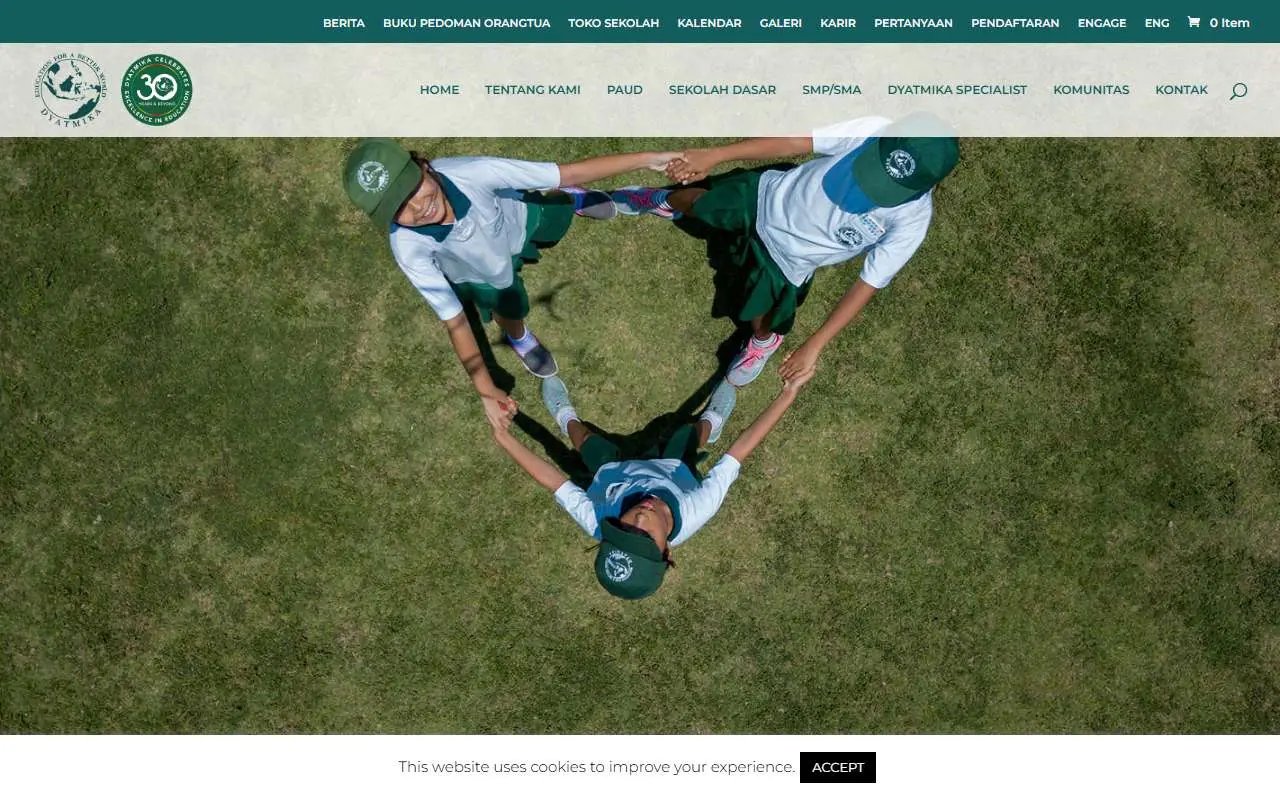 Tampilan website resmi Dyatmika School (dyatmika.org)