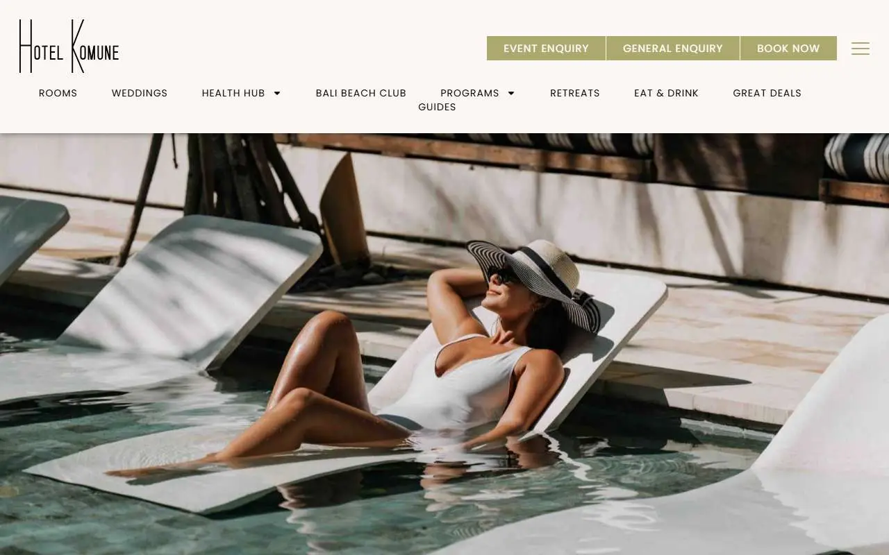 Tampilan website resmi Komune Resort & Beach Club Bali (komuneresorts.com)