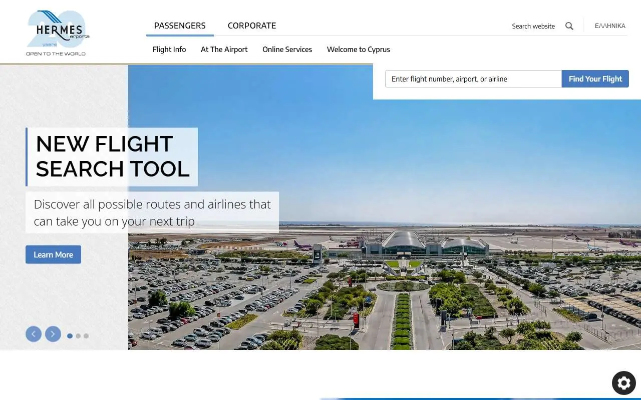 Tampilan website resmi Bandara Internasional Larnaca (hermesairports.com)
