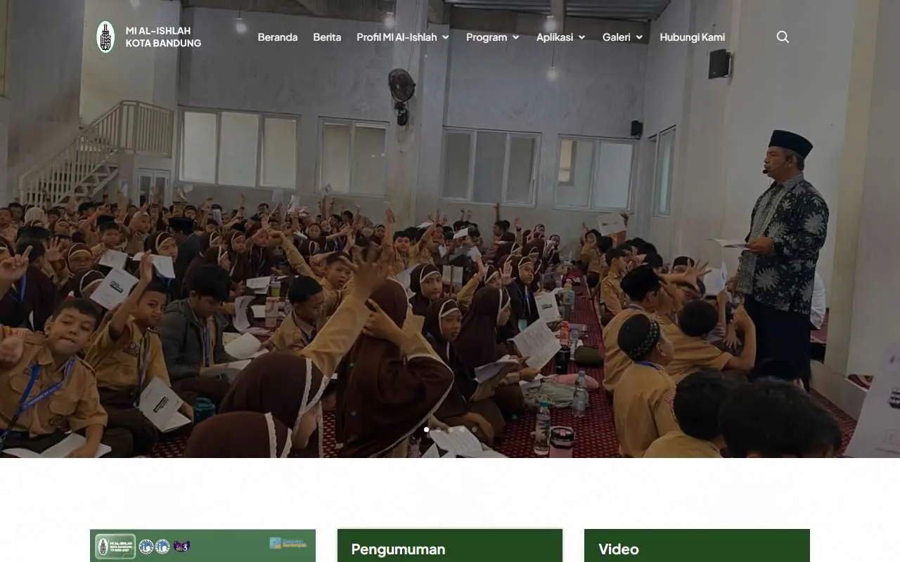 Tampilan website resmi MI Al-Ishlah (mialishlahbdg.sch.id)