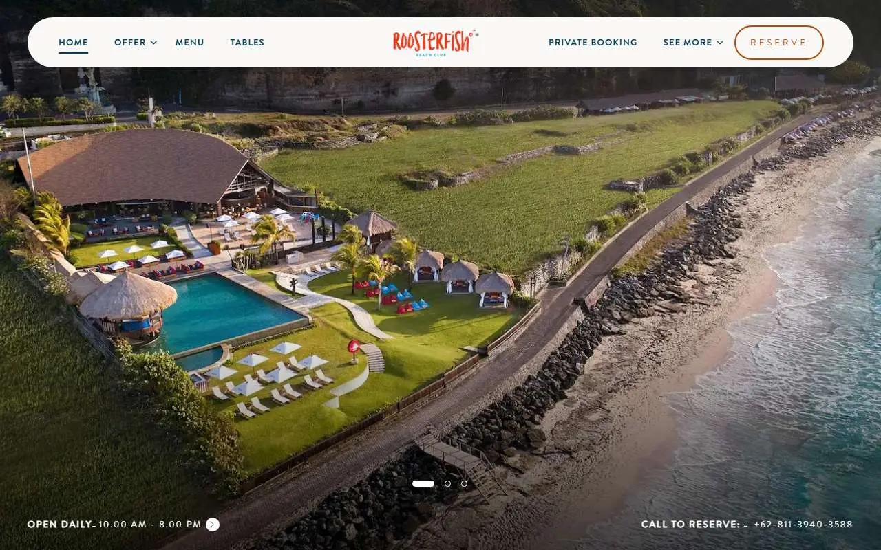 Tampilan website resmi Roosterfish Beach Club (roosterfishbeachclub.com)