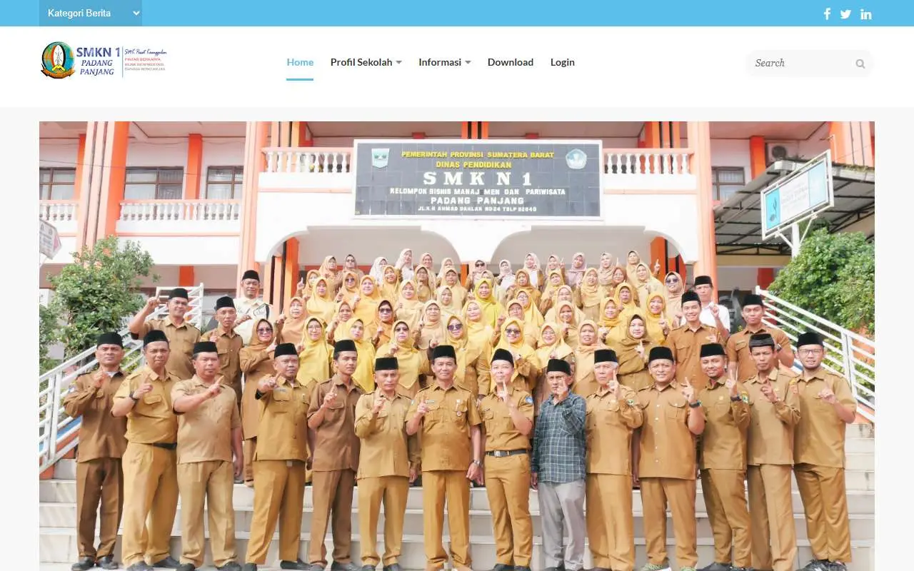 Tampilan website resmi SMK Negeri 1 Padang Panjang (smkn1padangpanjang.sch.id)